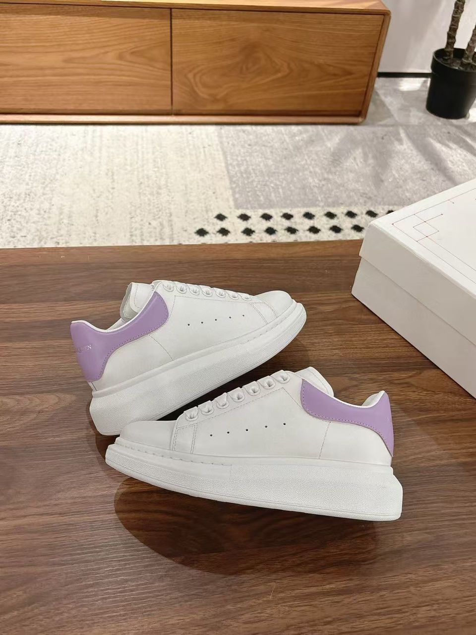 McQueen Oversized White Lilac - immagine 2