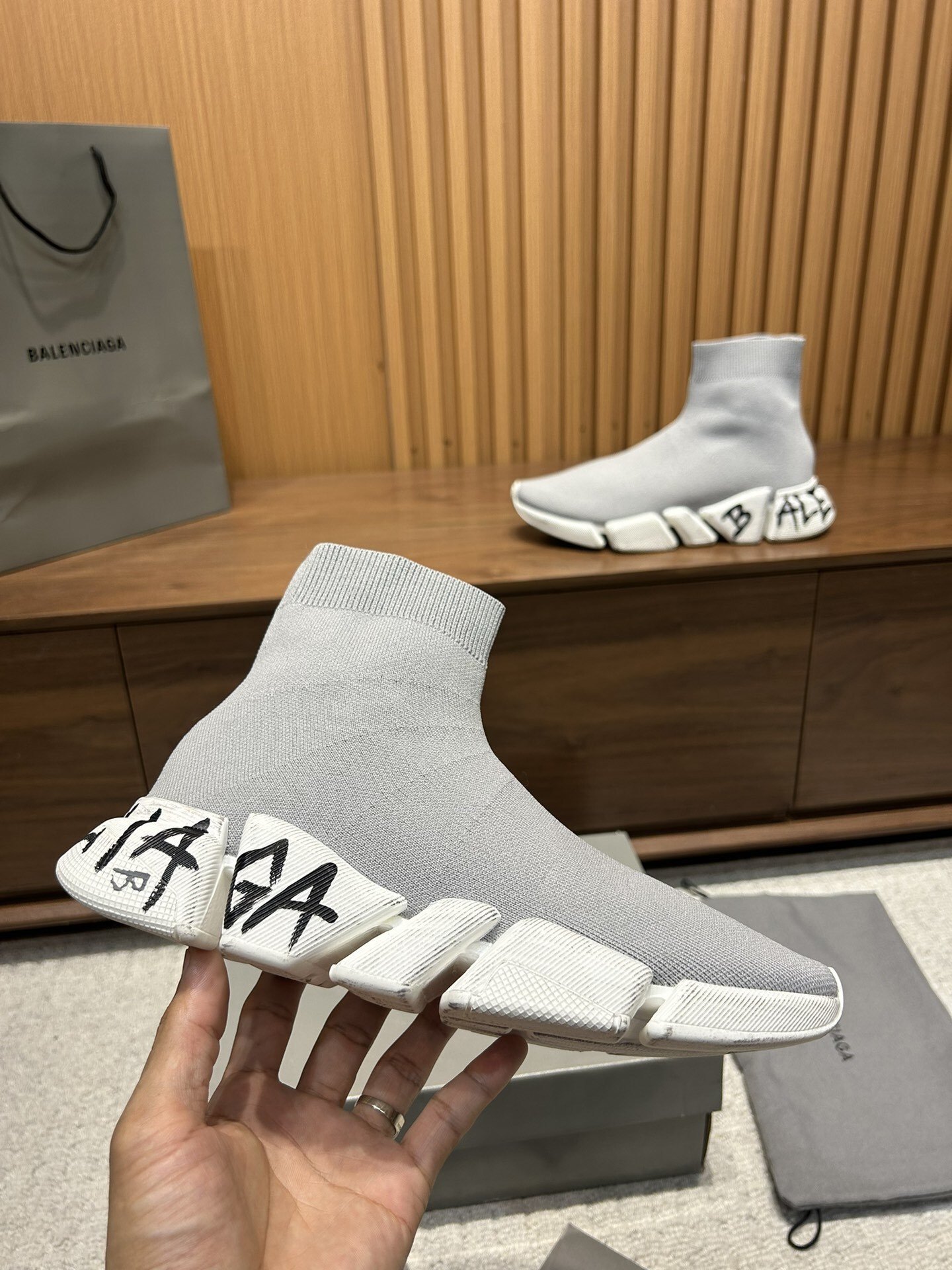 Balenciaga Speed 2.0 Graffiti Recycled Knit Grey White - immagine 2
