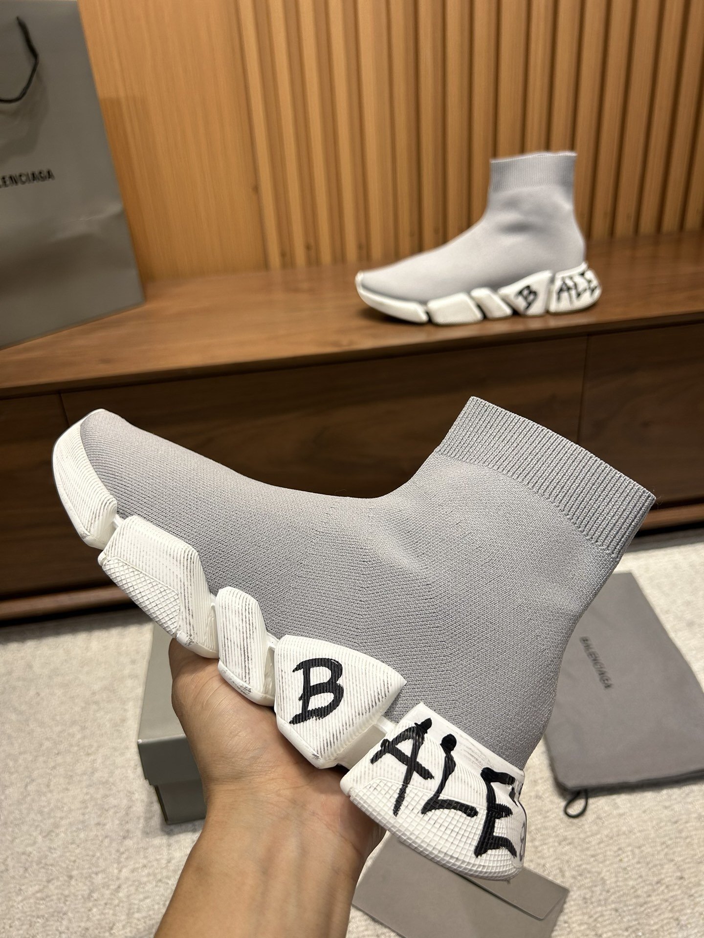Balenciaga Speed 2.0 Graffiti Recycled Knit Grey White - immagine 3