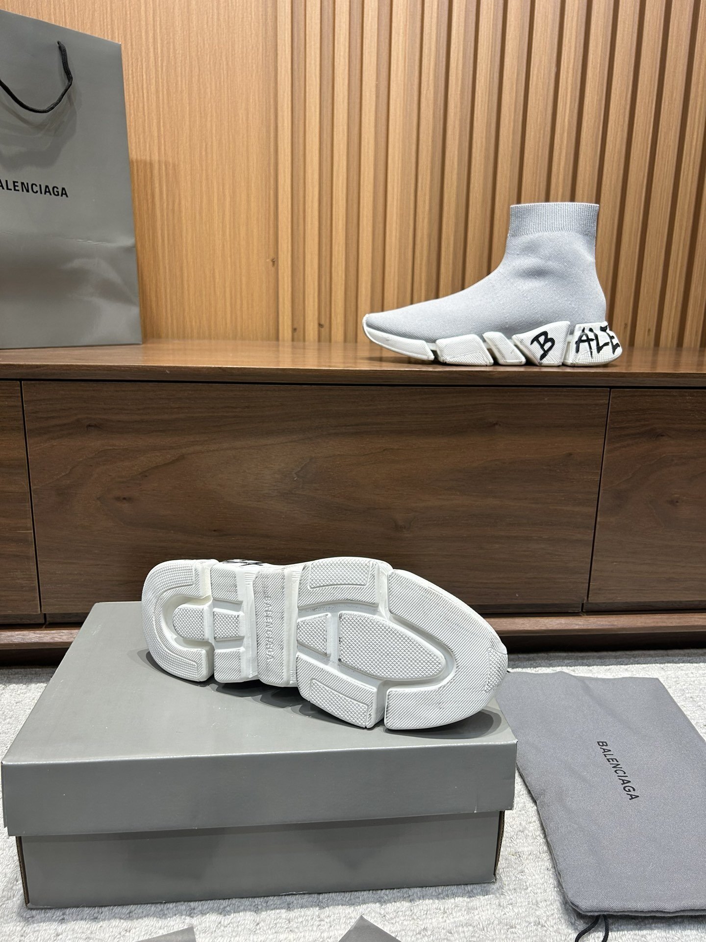 Balenciaga Speed 2.0 Graffiti Recycled Knit Grey White - immagine 4