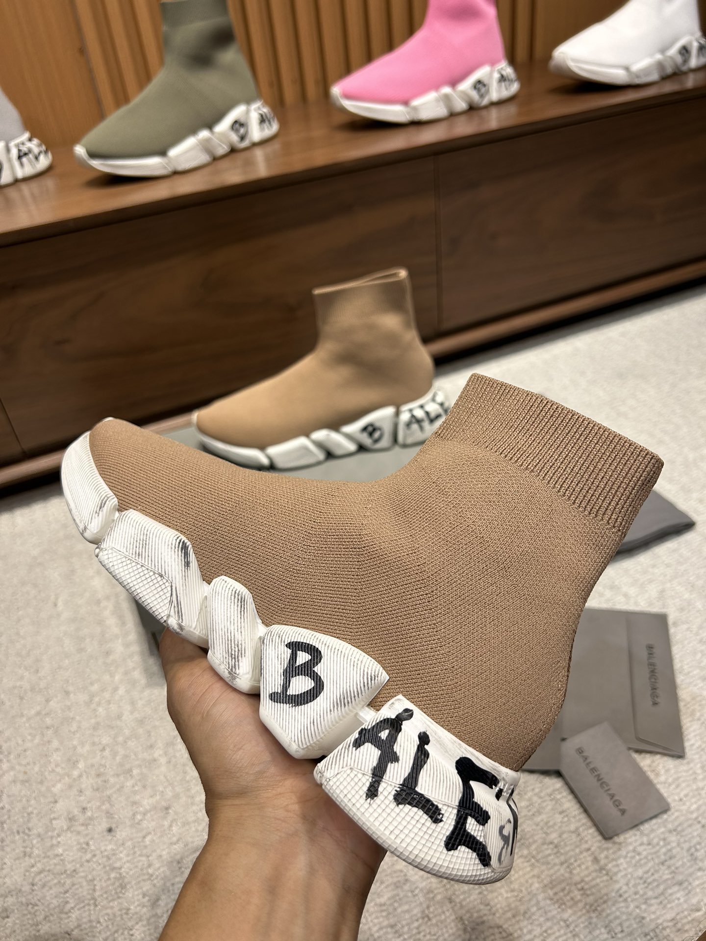 Balenciaga Speed 2.0 Worn-Out Graffiti Dark Beige - immagine 2