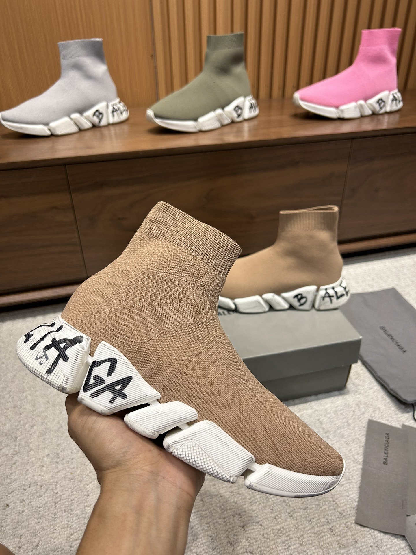 Balenciaga Speed 2.0 Worn-Out Graffiti Dark Beige - immagine 3