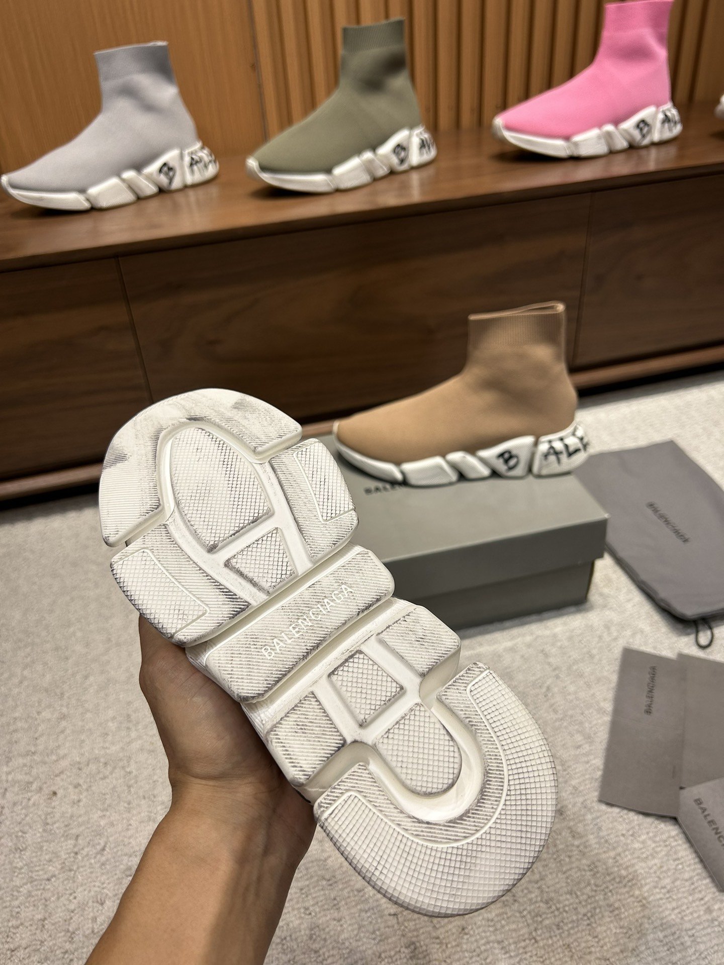 Balenciaga Speed 2.0 Worn-Out Graffiti Dark Beige - immagine 4