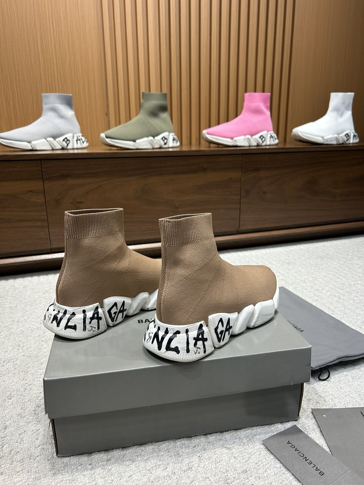 Balenciaga Speed 2.0 Worn-Out Graffiti Dark Beige - immagine 5