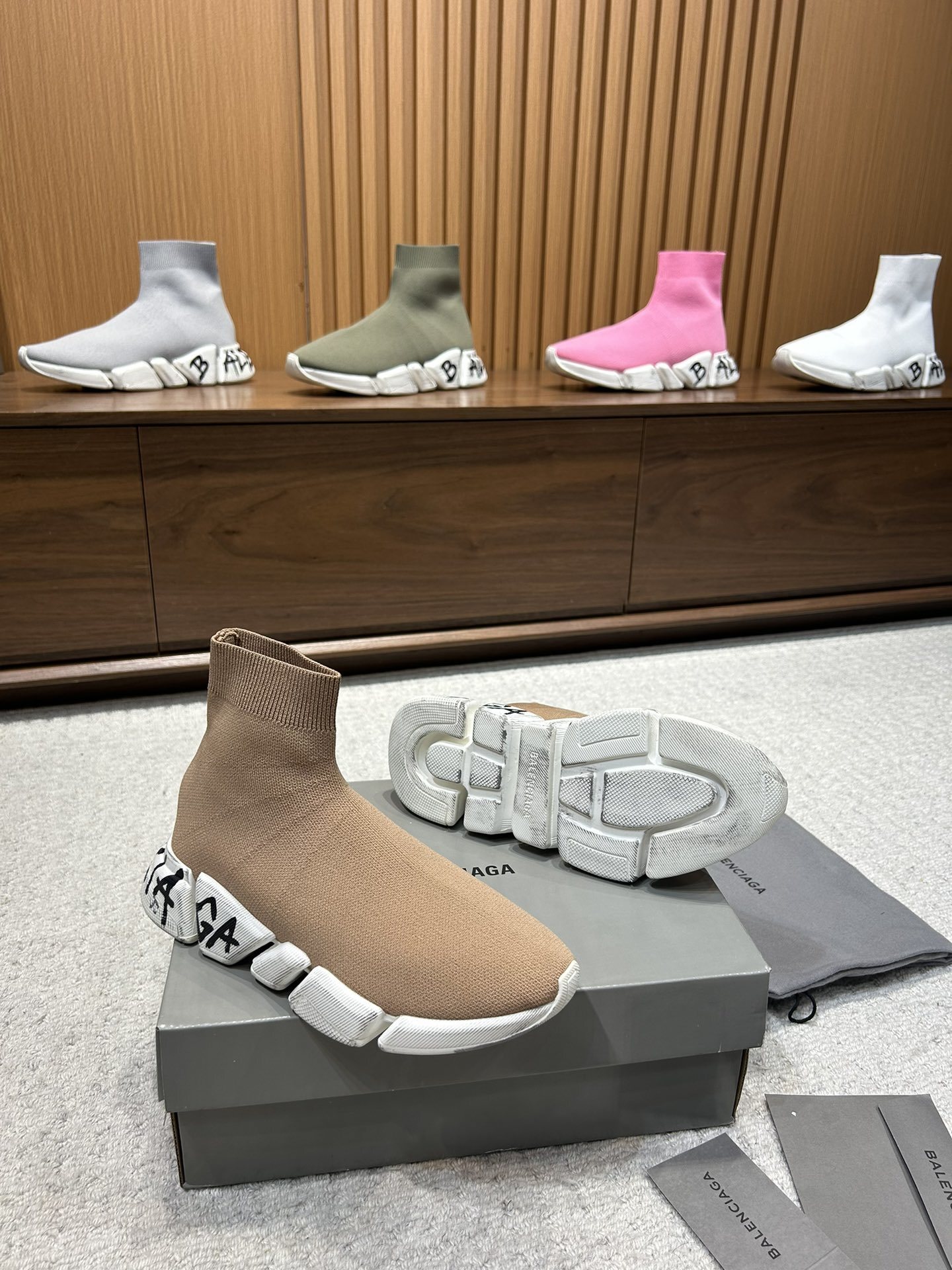 Balenciaga Speed 2.0 Worn-Out Graffiti Dark Beige - immagine 6