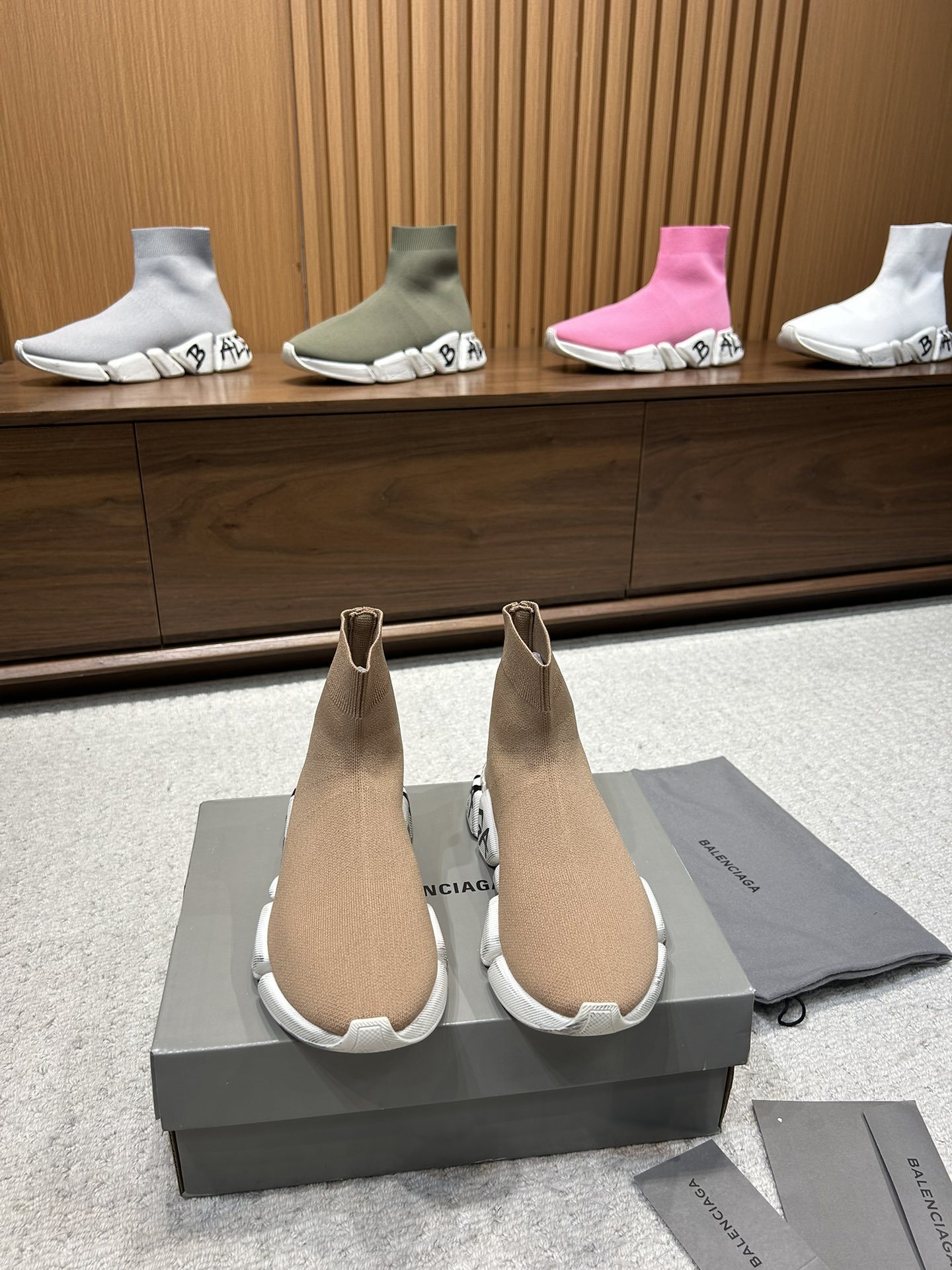 Balenciaga Speed 2.0 Worn-Out Graffiti Dark Beige - immagine 7