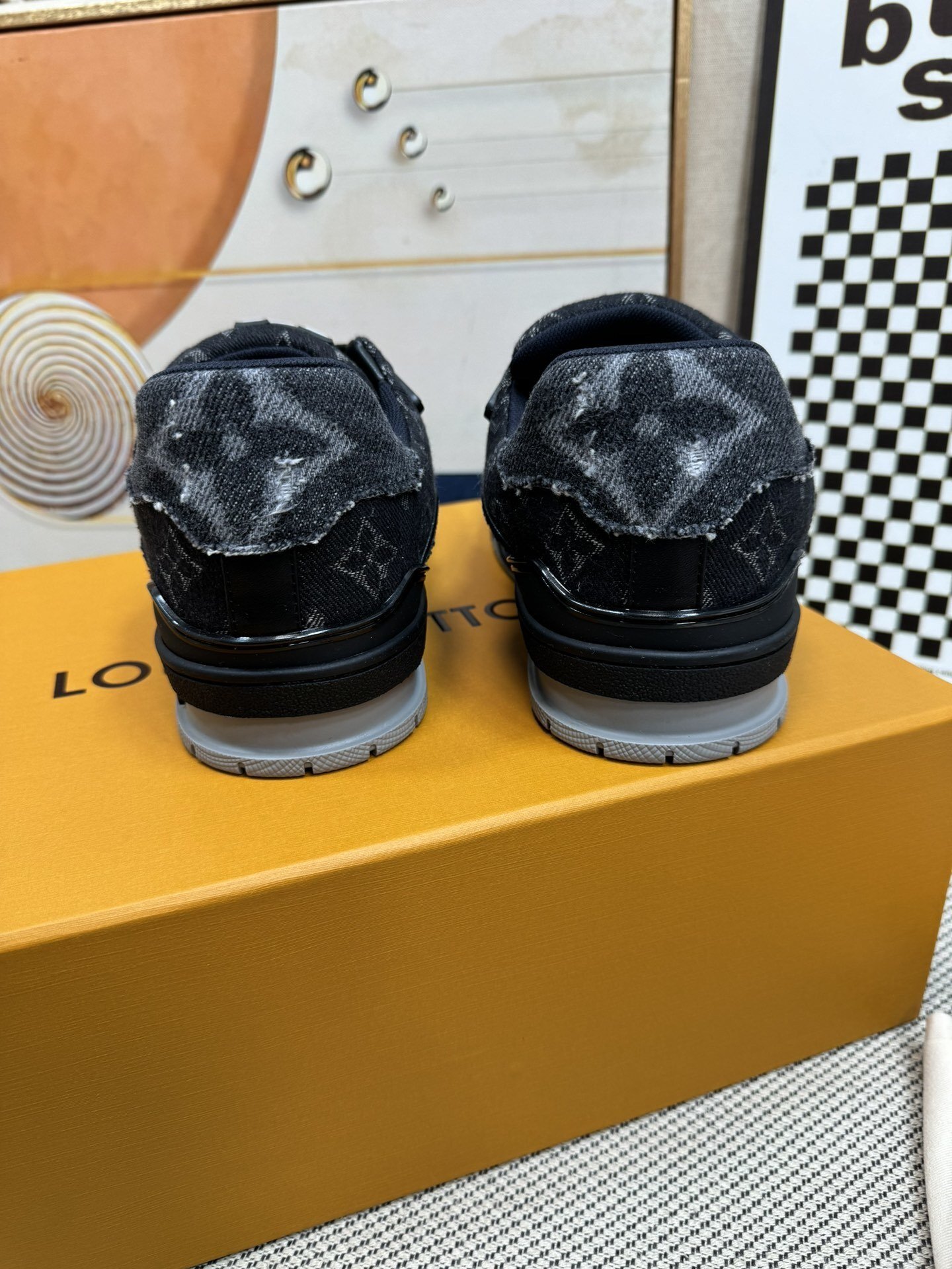 LV Trainer Black Monogram Denim - immagine 6