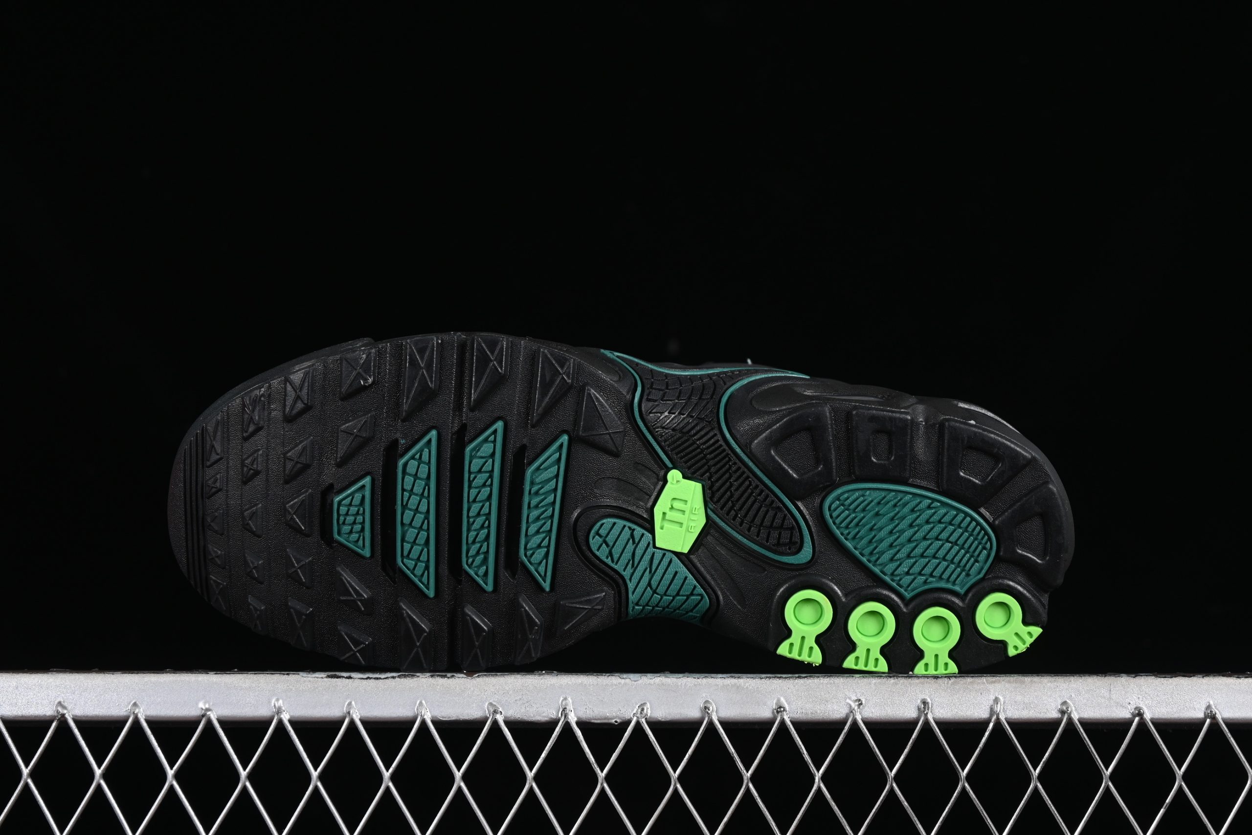 Nike Air Max Plus Drift TN 1 Black Volt - immagine 4