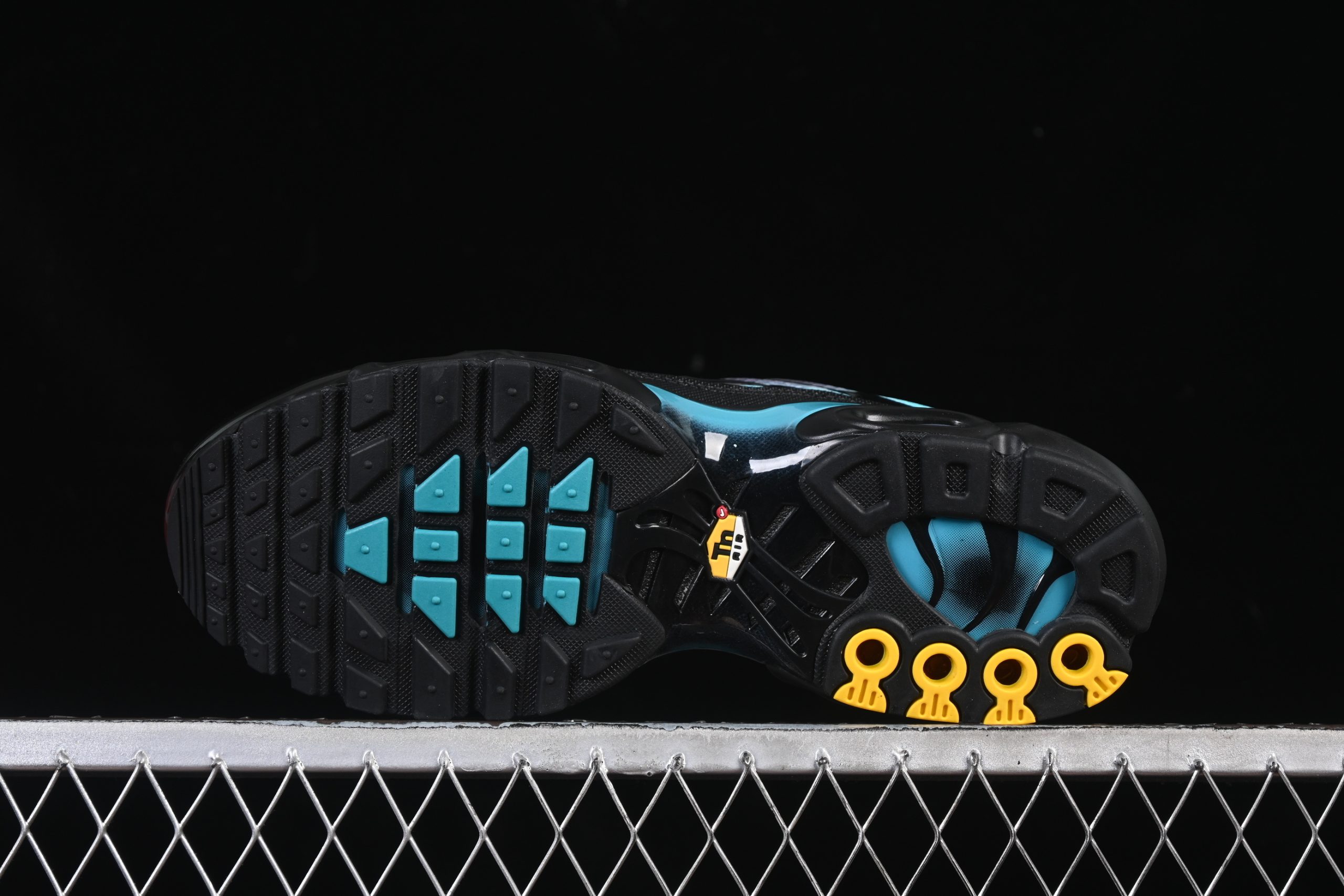 Nike Air Max Plus TN 1 Black Aurora Green - immagine 3