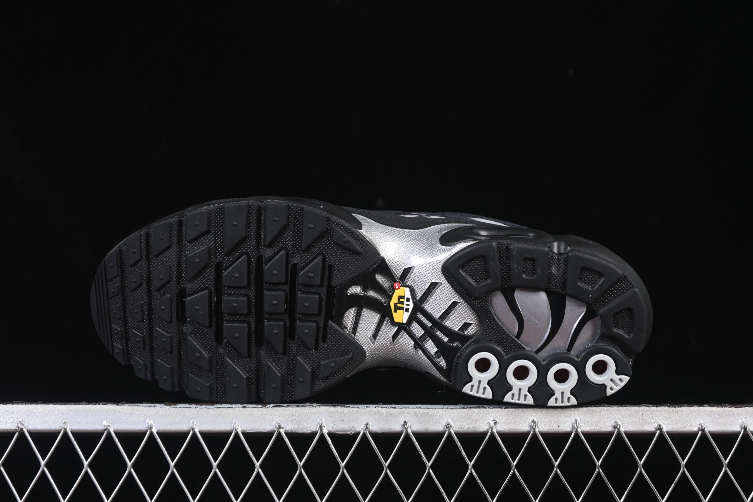 Nike Air Max Plus TN 1 Black Reflective Silver - immagine 3