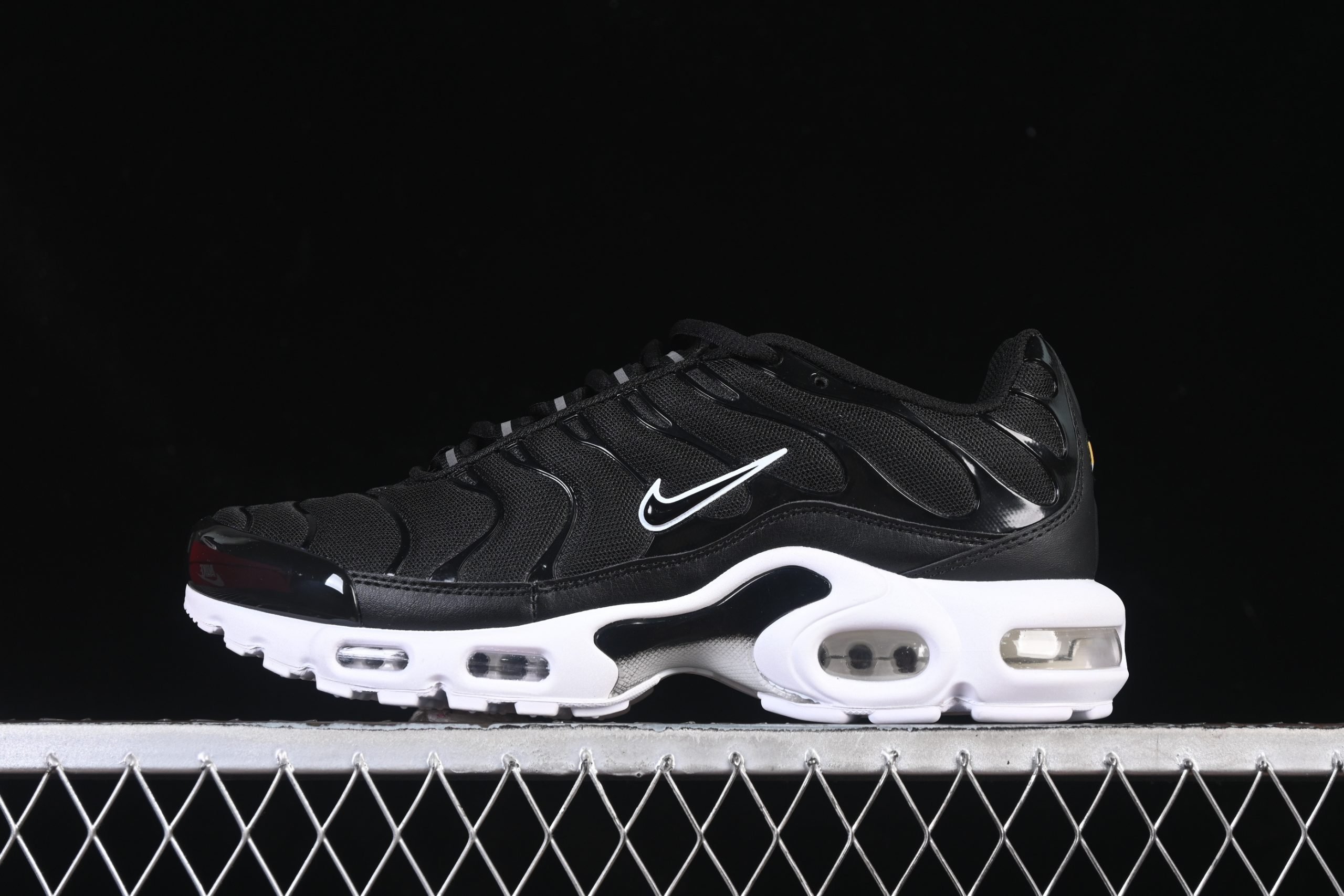 Nike Air Max Plus TN 1 Black White - immagine 2