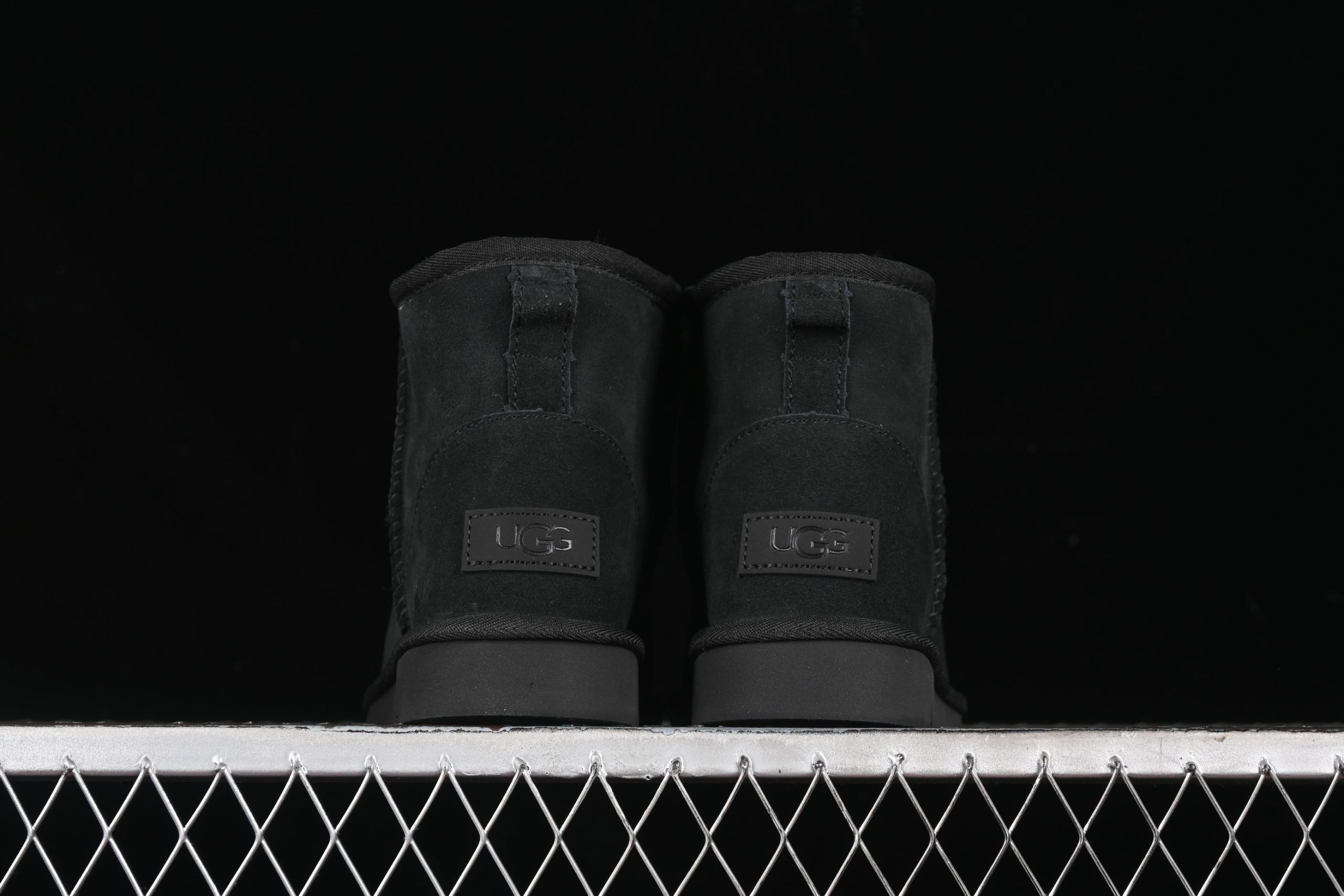 UGG Classic Ultra Mini II Triple Black - immagine 4
