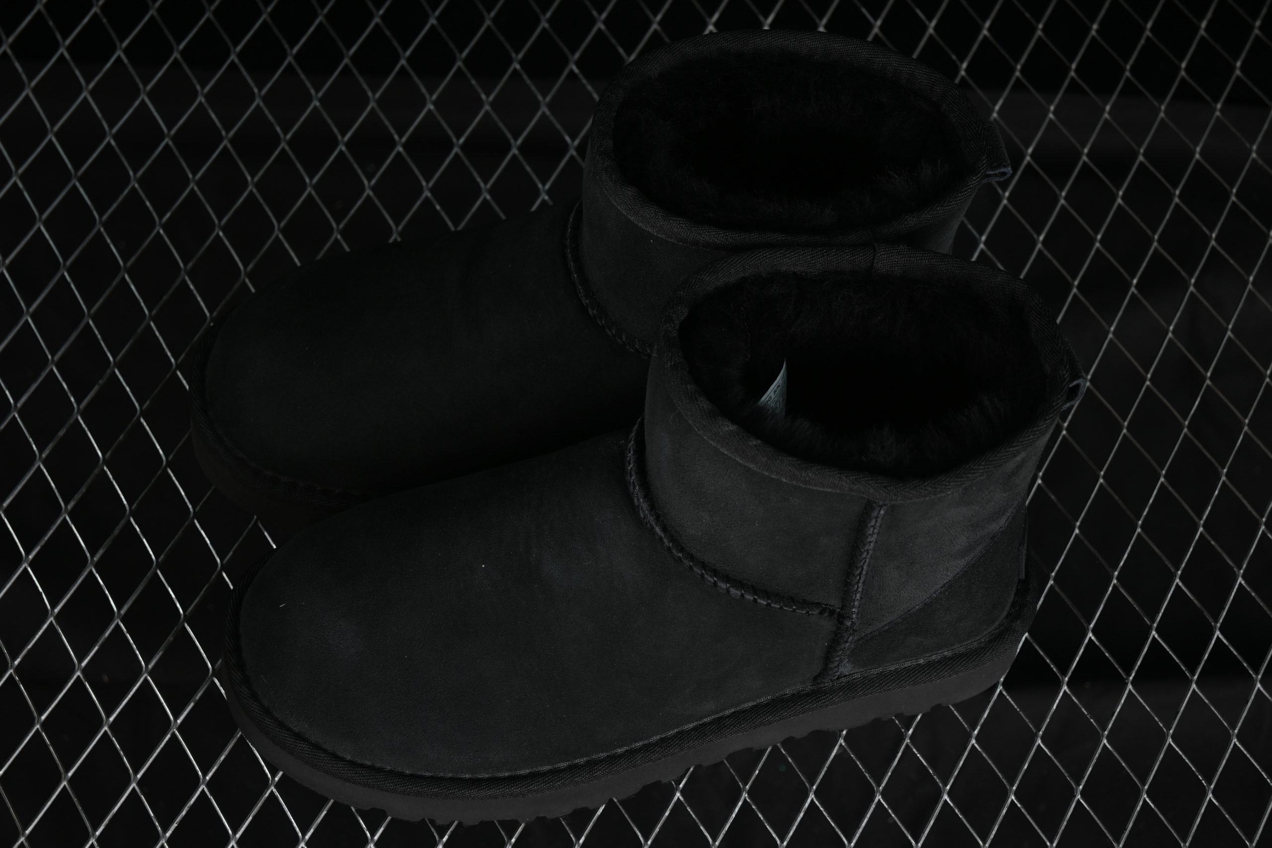 UGG Classic Ultra Mini II Triple Black - immagine 6