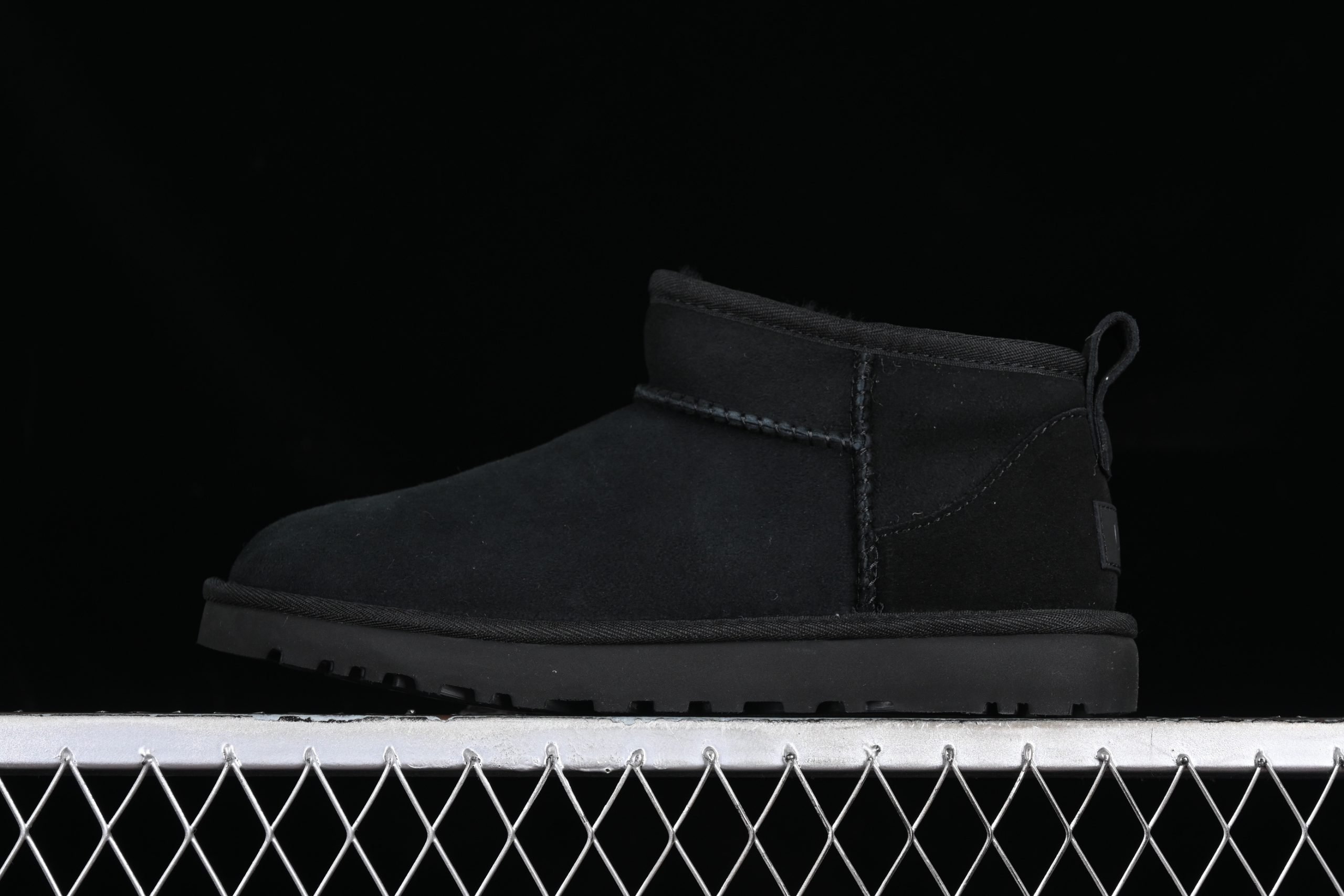 UGG Classic Ultra Mini Triple Black - immagine 2