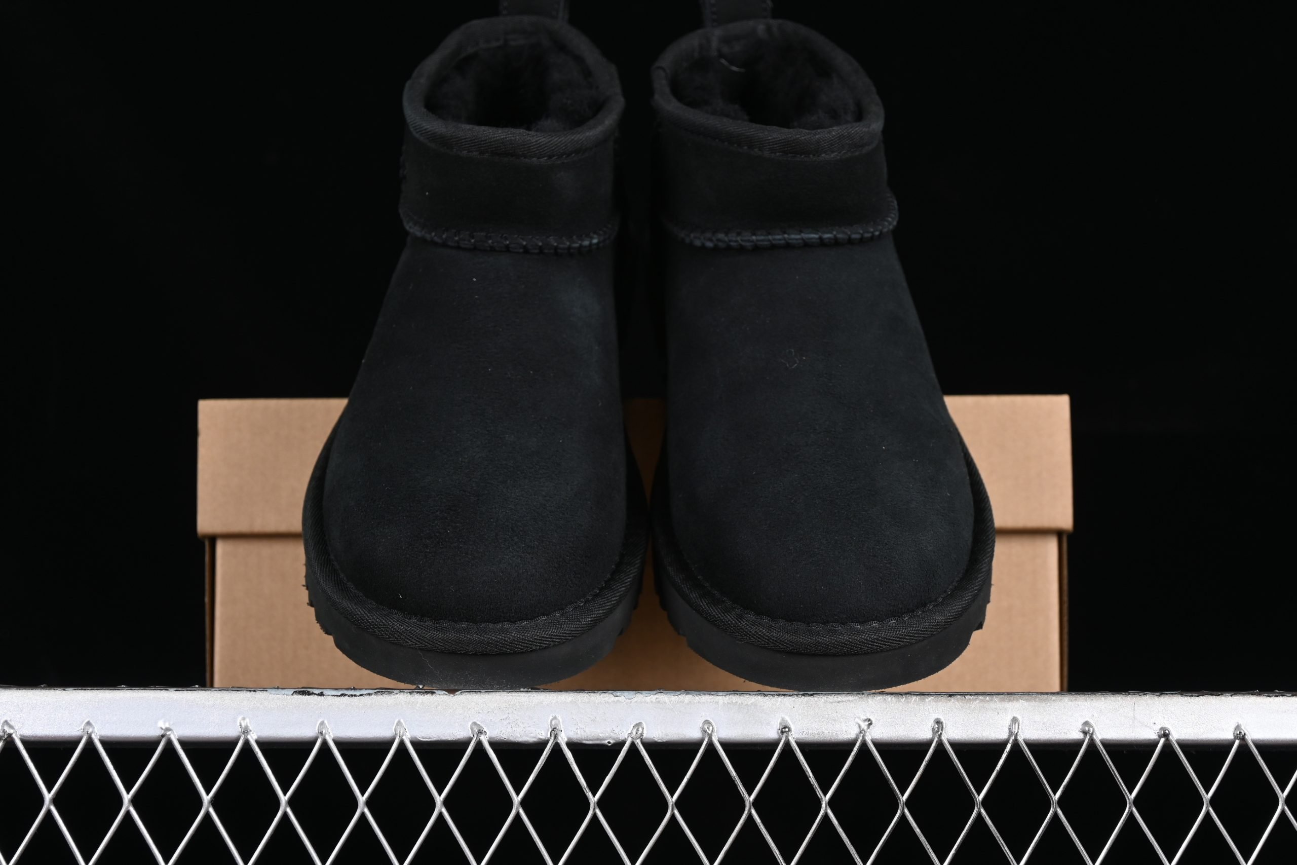 UGG Classic Ultra Mini Triple Black - immagine 5