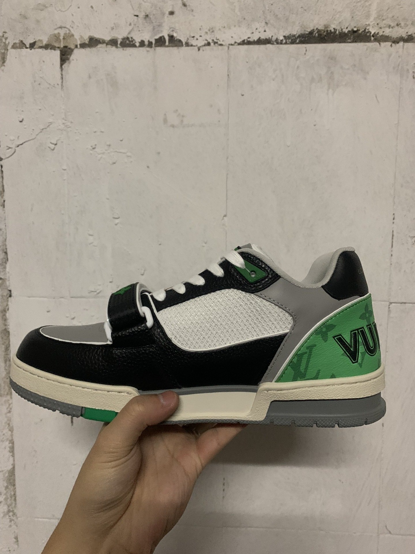 LV Skate Monogram Strap black White Green - immagine 4