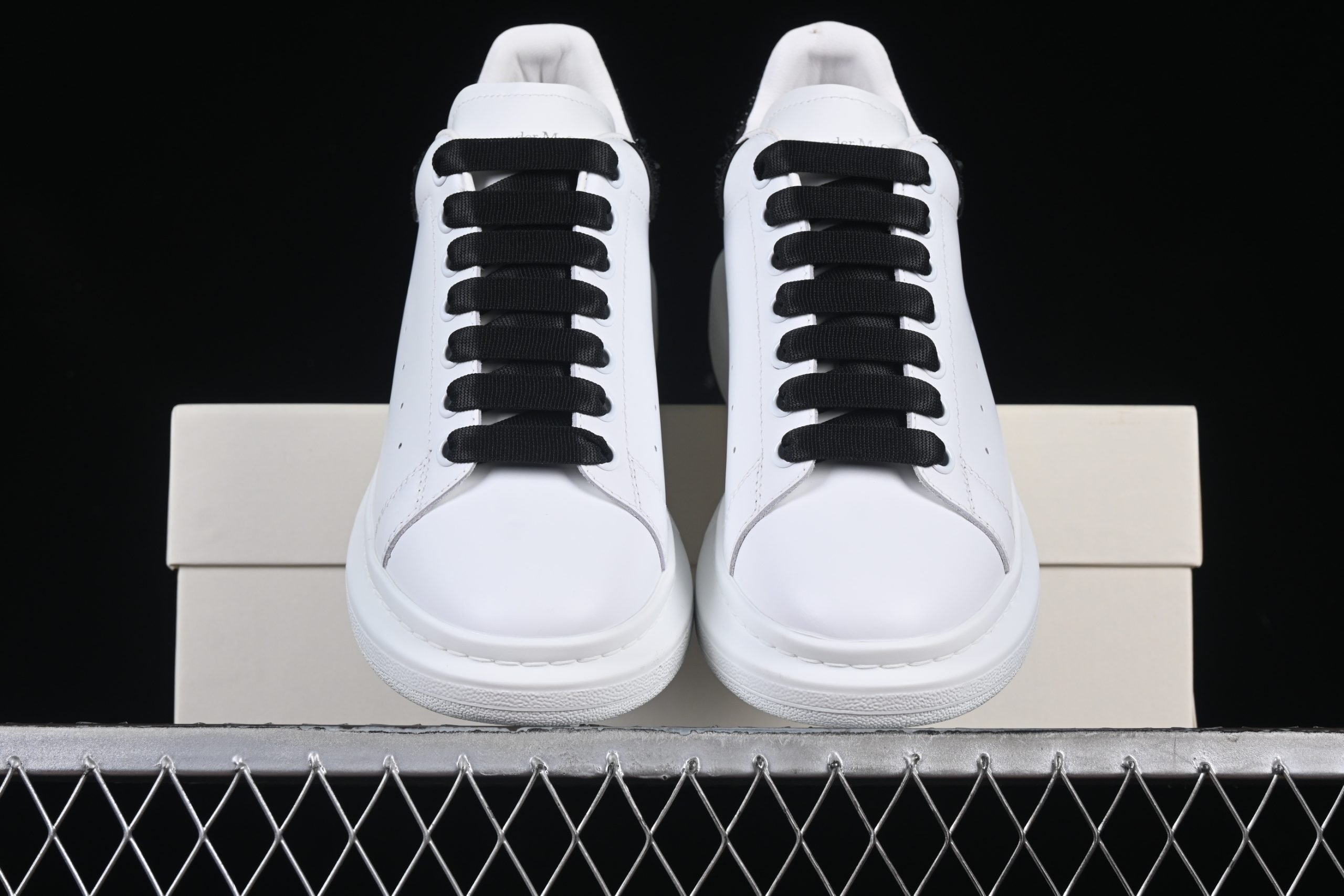 McQueen Oversized Bianco Cristalli Neri - immagine 5