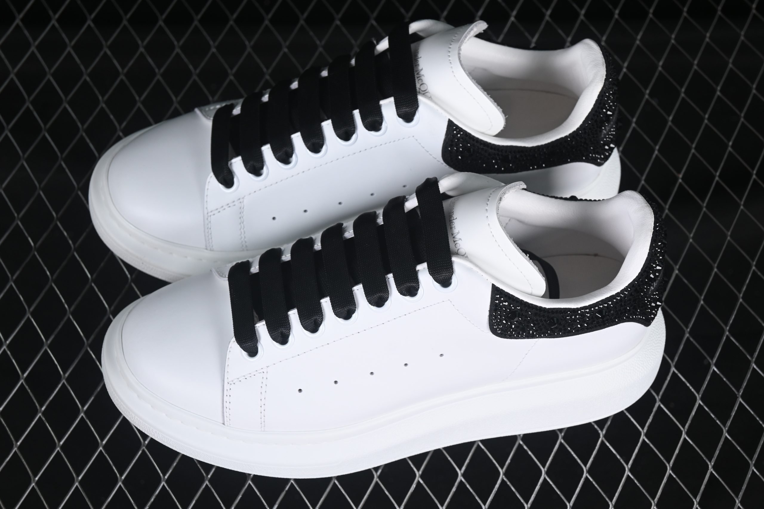 McQueen Oversized Bianco Cristalli Neri - immagine 6