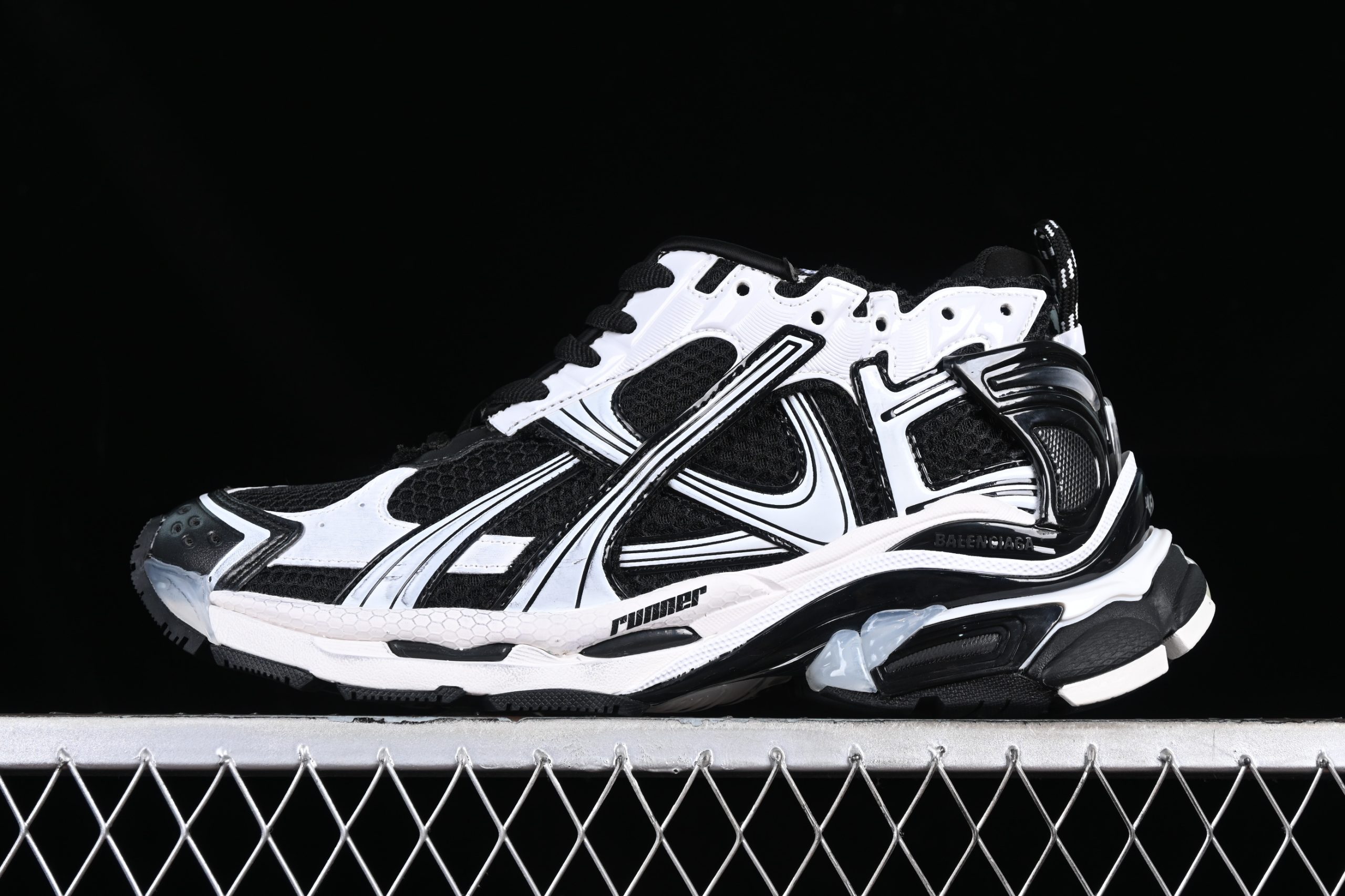 Balenciaga Runner Black White - immagine 2