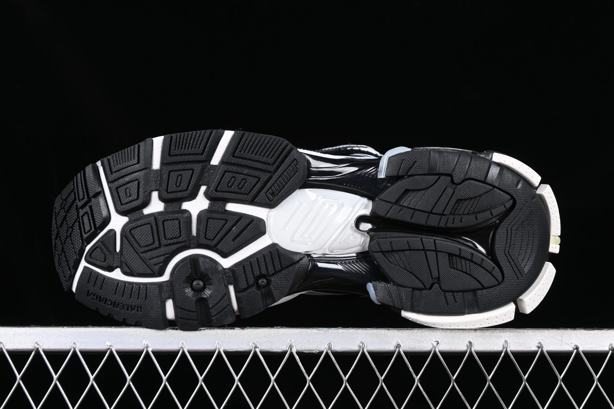Balenciaga Runner Black White - immagine 4